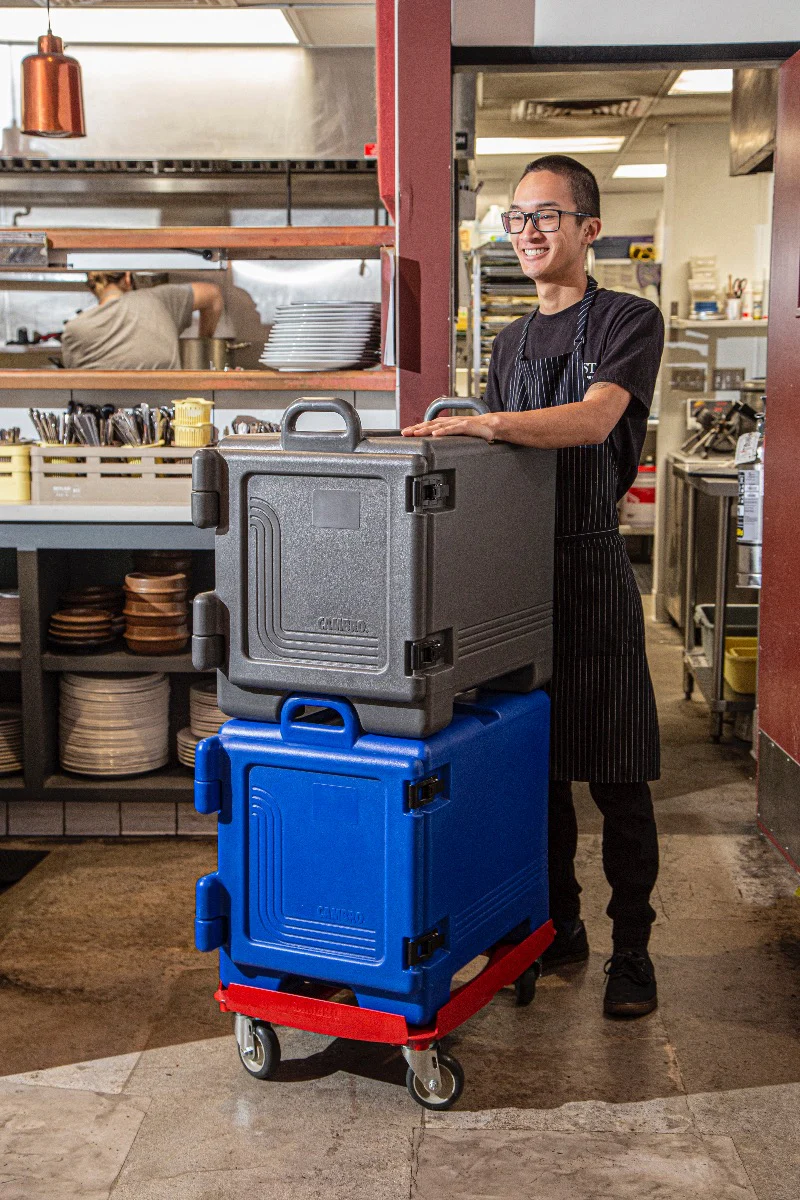 Cambro UPC300186 Ultra Pan Carrier Front Loading Insulated Food Pan Carrier 17" 36 qt. - Navy Blue - (4) Full Size 2-1/2" Deep Pan Capacity - Image 7