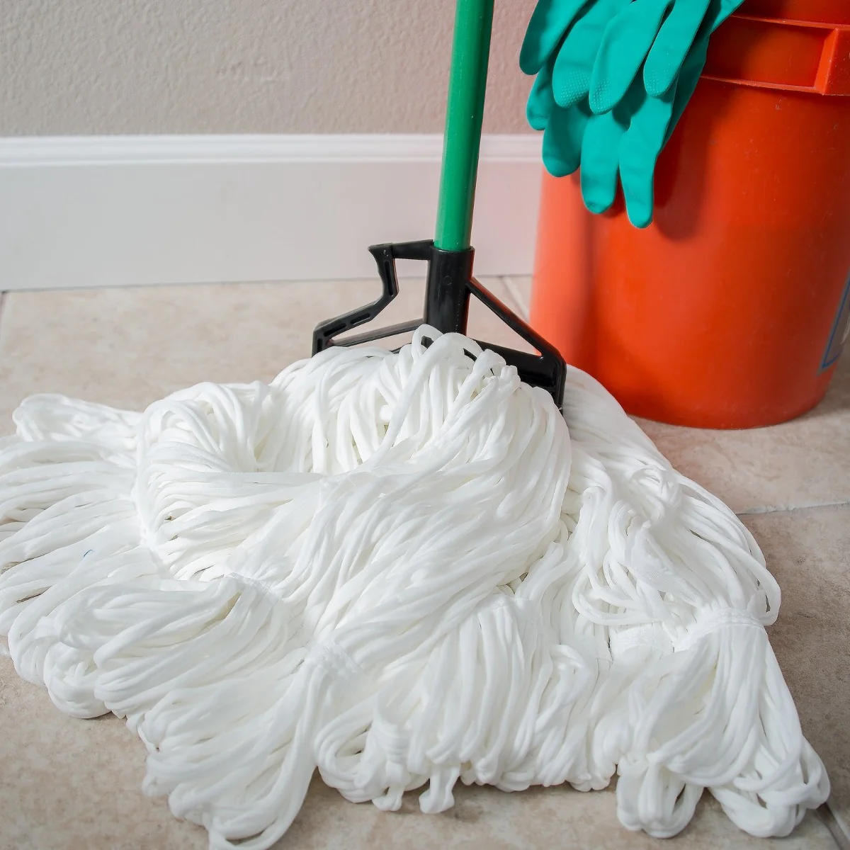 Carlisle 4166409 Sparta Spectrum Quik-Release  Fiberglass Mop Handle with Flexible Plastic Head 60"L - Green - Image 8