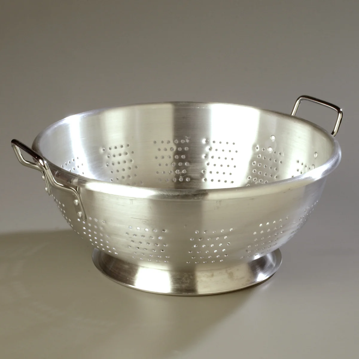 Carlisle 60280 Signature Select Dura-Ware Standard-Weight Aluminum Colander with Loop Handles and Footed Base 16 qt. - Image 2