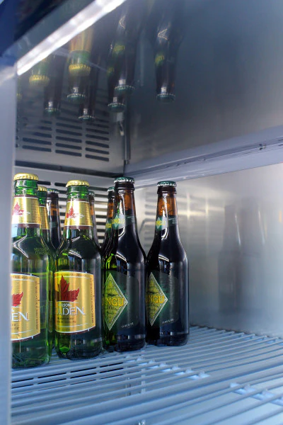 Migali C-BB72-HC Competitor Series Back Bar Cooler Black 3 Solid Door Refrigerator w/R290 72" - (3) 1/2 Keg Capacity - Image 2