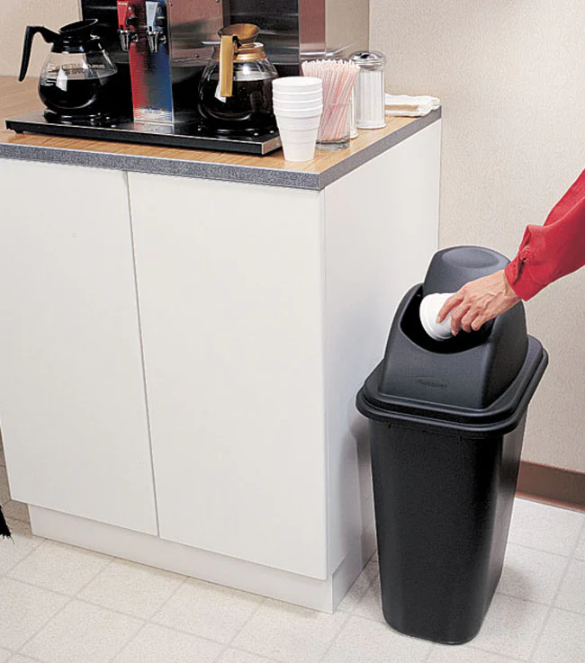 Rubbermaid FG306700BLA Untouchable Swing-Top Dome Lid for 41.3 Qt. / 10-1/4-Gallon Wastebasket - Black - Image 3