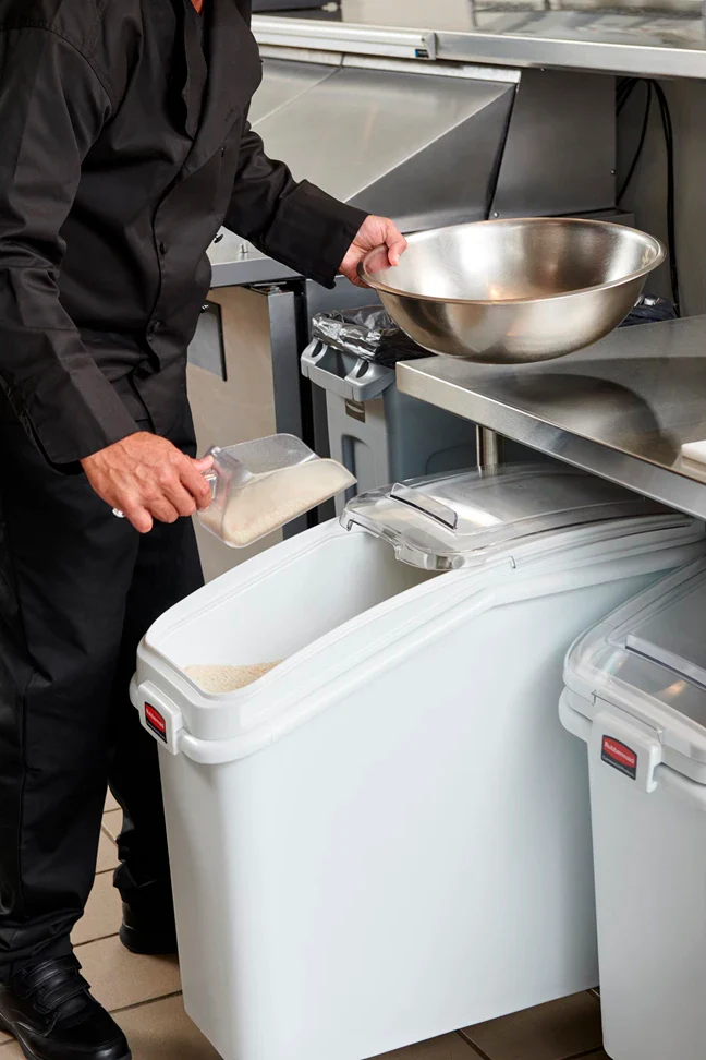 Rubbermaid FG360088WHT ProSave Mobile Slant Front Ingredient Bin with Sliding Hinged Lid & 32 oz Scoop - 400 cup/cap - Image 9