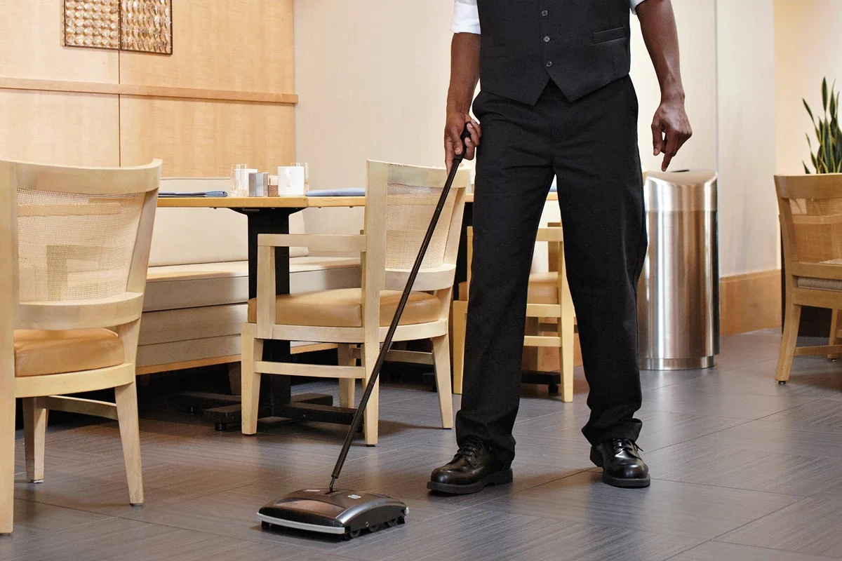 Rubbermaid FG421288BLA Executive Series Single-Action Mechanical Floor/Carpet Sweeper 6-1/2" - Black - Image 4