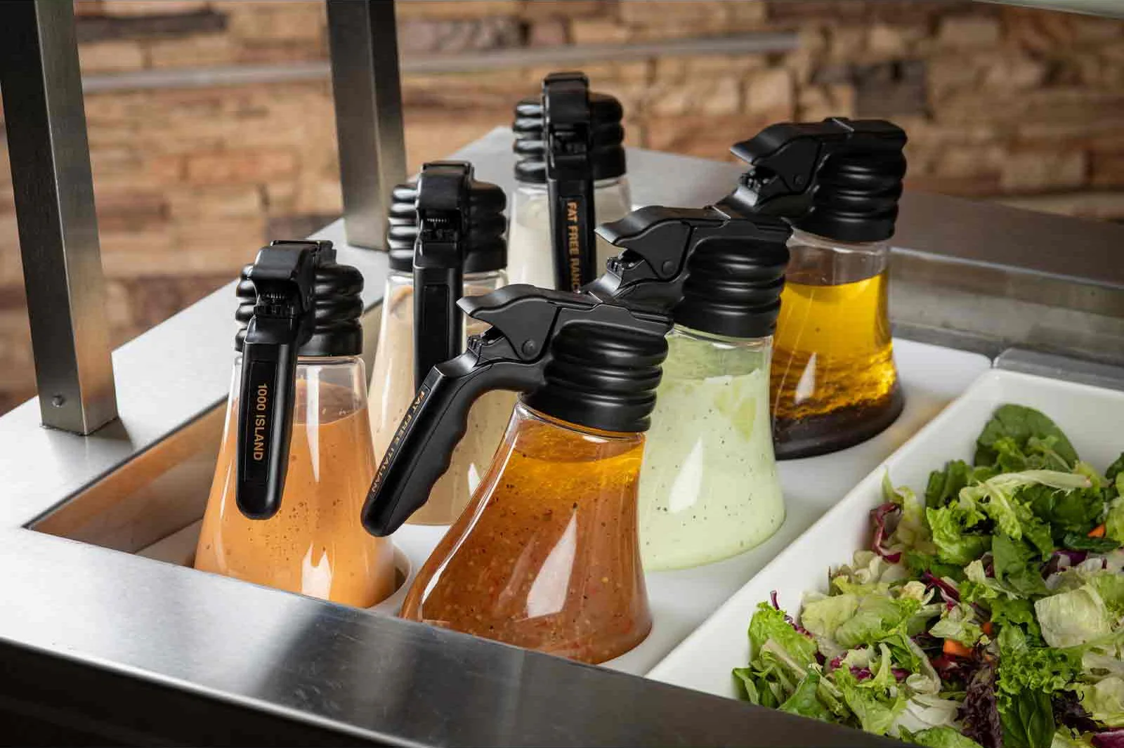 TableCraft N481 Option Polycarbonate Salad Dressing Dispenser Set with Black Plastic Top and (10) Name Tags and (1) White Tray 48 oz. - Clear -  Set of 6 - Image 4
