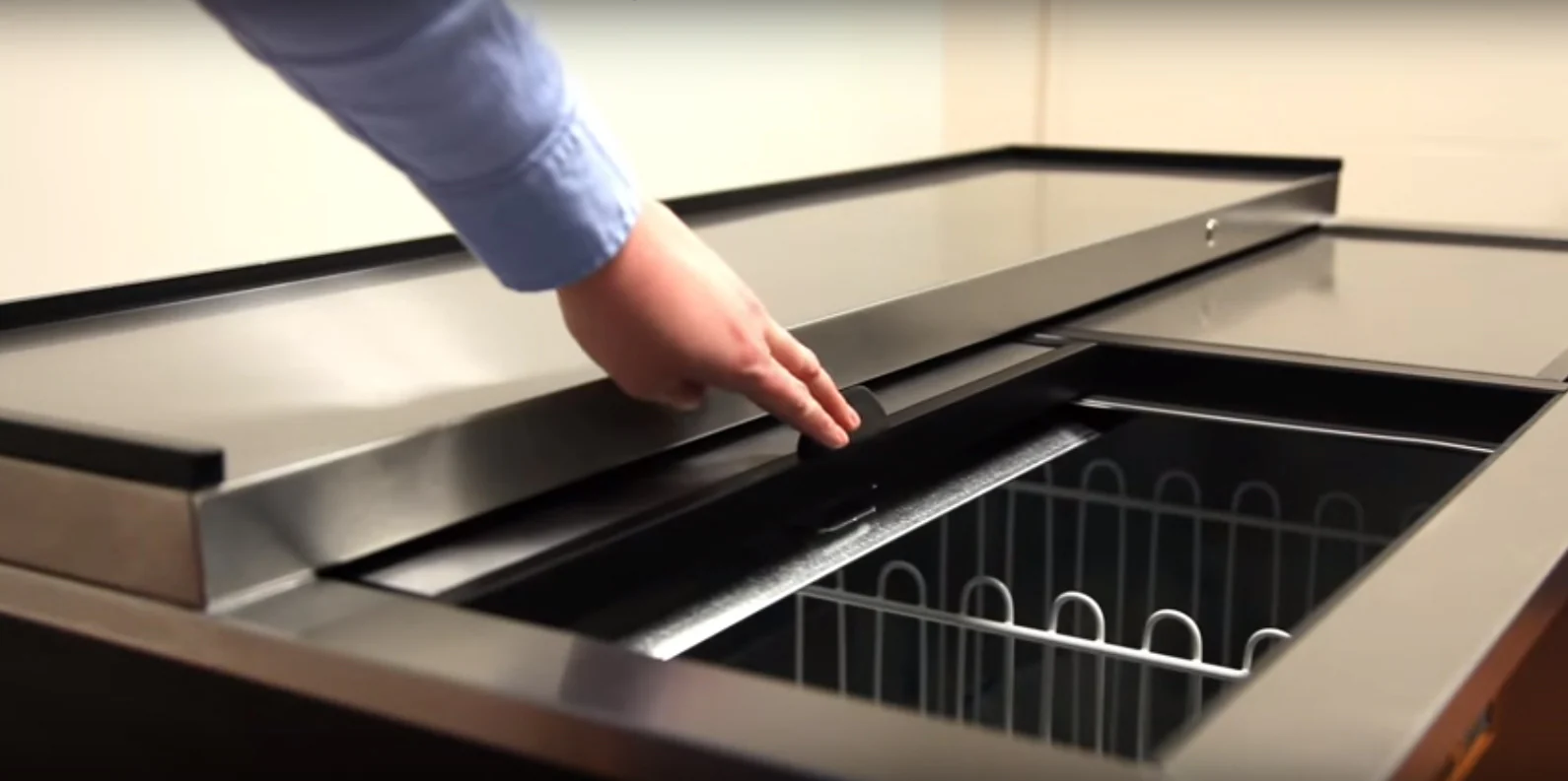 True TD-36-12-HC Black 1 Solid Slide Lid Deep Well Horizontal Bottle Cooler 36" - 115v - Image 3