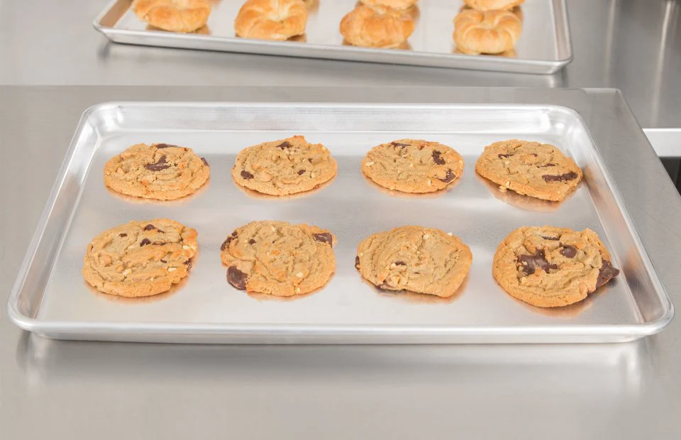 Vollrath 9303 Wear-Ever Heavy Duty 1/2 Size 19 Gauge Wire in Rim Aluminum Bun / Sheet Pan 18" x 13" - Image 3